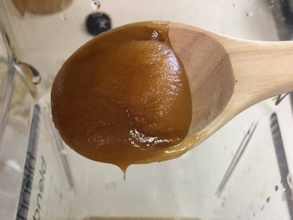 Wooden spoon full of manuka honey, one of the most powerful home remedies for common cold.