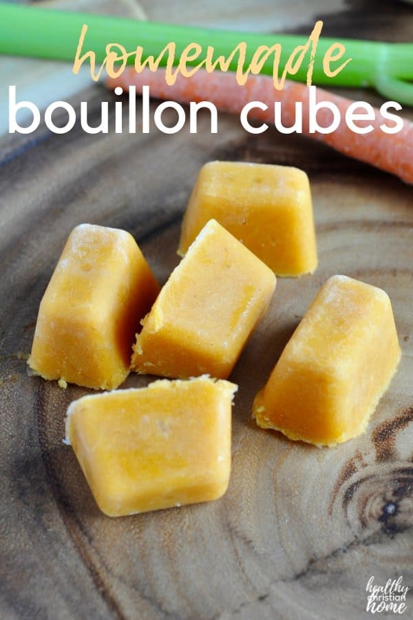 Remplie d'ingrédients nourrissants provenant de votre marmite, ces cubes de bouillon faciles à faire maison donneront à vos recettes préférées un goût meilleur que jamais ! #healthychristianhome #bouillon #bouilloncubes #homemade #chickenstock #healthyrecipes