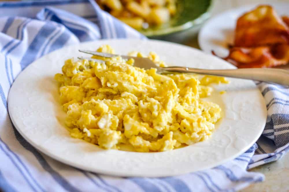 Perfect Scrambled Eggs (1 Minute Scrambled Eggs) - The Flavor Bender