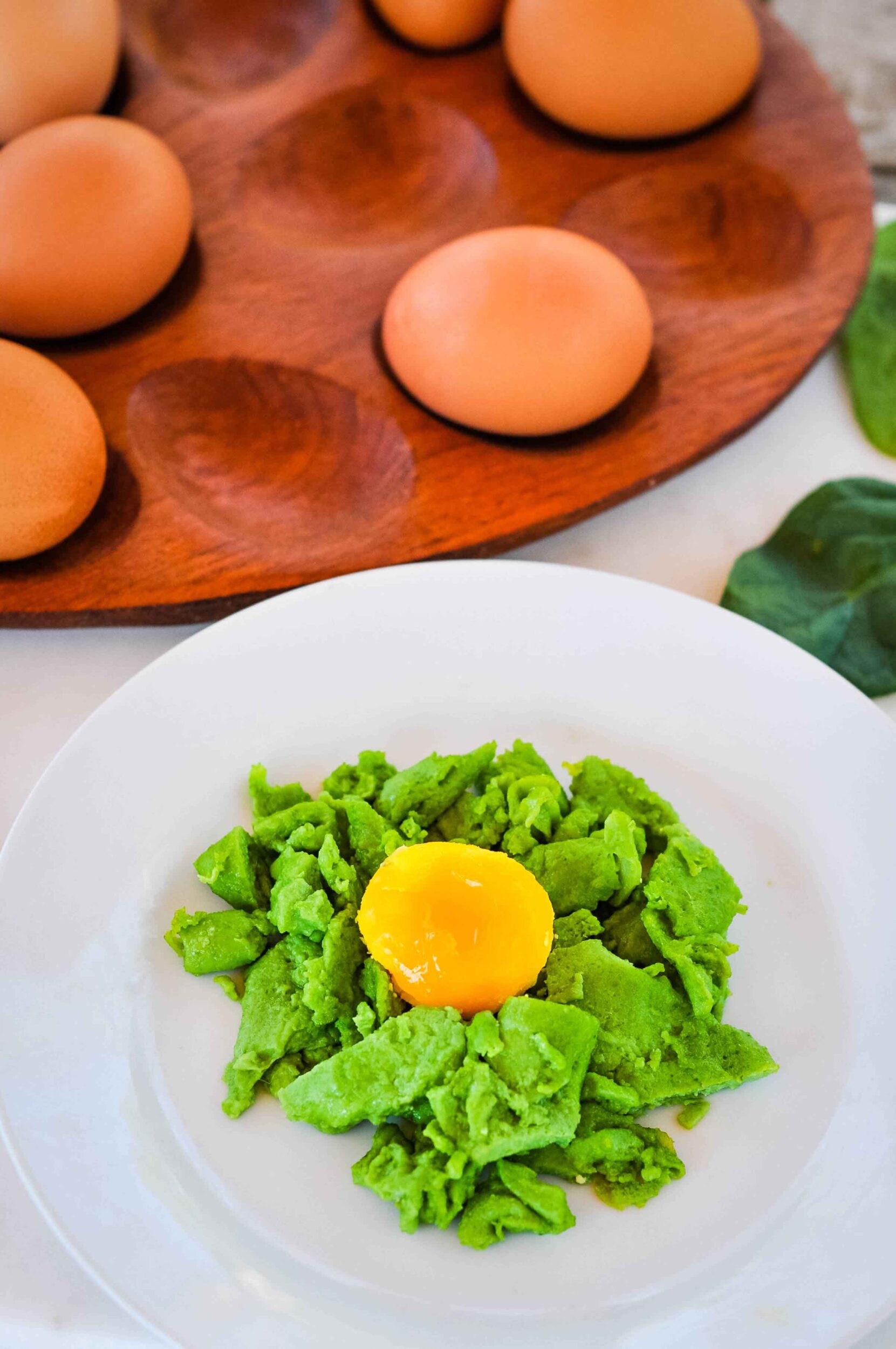 Green eggs served with bacon.
